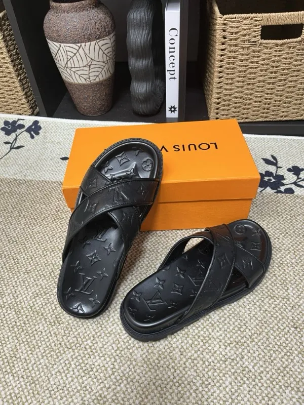 P270🏆Louis Vuitton 🏆[Louis Vuitton] Spring/Summer 2025 [Men's Flip Flops] 🎯🎯As an active family in the fashion industry ⭐ Lv is characterized by bold innovation ⚡Create this casual business style for Chinese fashionable men ✨The fabric is made of imported high-grade cowhide 🔥 Clean and neat ⚡Fashionable and elegant🌹Breathable, sweat-absorbent and deodorant👈So luxurious, high-end and domineering. 👍Must be sold if you repost the picture. Number of yards: 38--46. Color: 🎉 For large quantities. Welcome to repost.